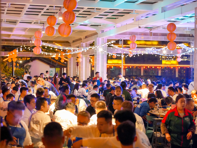 年轻就是要尝鲜，深蓝用户日，FUN聚鲜龙井火锅，热闹非凡！