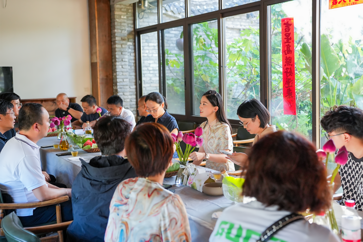 北京井庄镇领导及商会一行前来鲜龙井火锅公园考察。